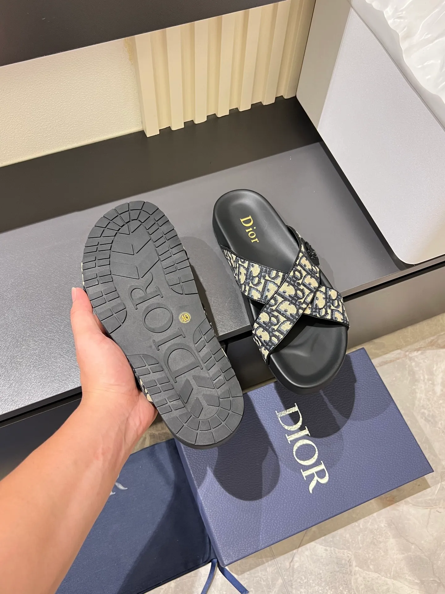 Men's men's shoes 💰p300 Size 38-45 Dior Dior's latest H-Town series Oblique thick sole slippers sandals Original purchase development and production This Dior H-Town sandals pay tribute to the classic logo of sports style and highlight Dior's high-end spirit. Crafted from black rubber with a beige and black Oblique printed upper, it's accentuated with tonal calfskin details. The rubber sole incorporates a variety of elements and is embellished with the Dior logo for a refined, futuristic look. Can be worn with shorts or jeans. Comes with exquisite packaging at the counter 🛍📦 ▪️ Fabric: Original customized imported Oblique embroidery ▪️ Lining: Imported soft sheepskin ▪️ Sole: Original molded ultra-light foam material ▪️ Bottom thickness: 4CM